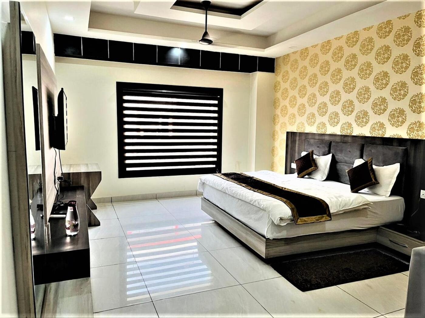 Hotel Blue Pine Haridwār Esterno foto