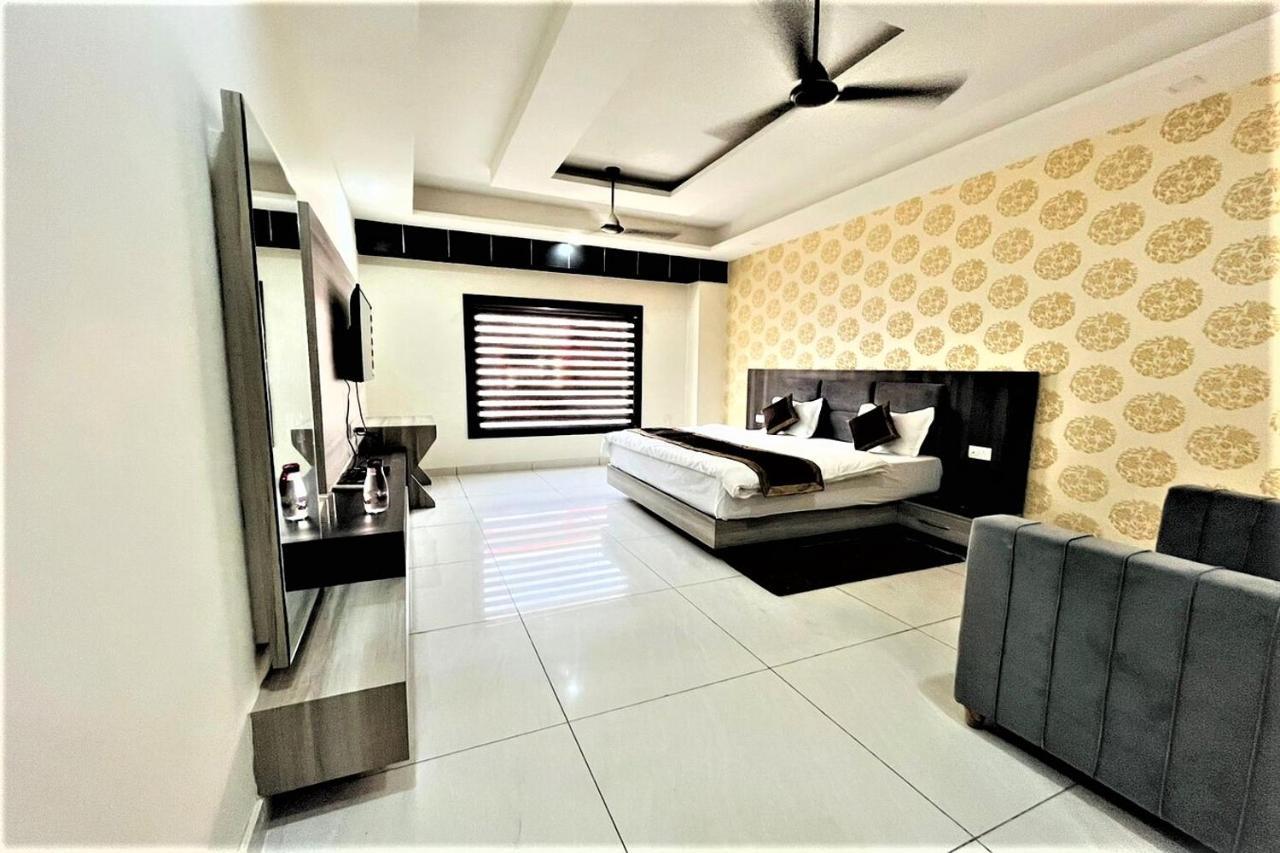 Hotel Blue Pine Haridwār Esterno foto