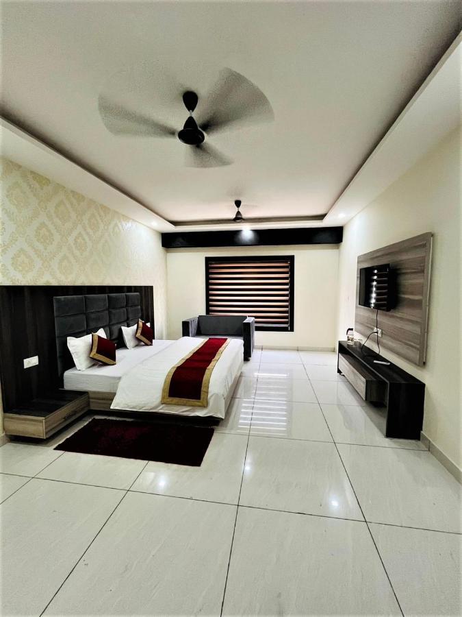 Hotel Blue Pine Haridwār Esterno foto