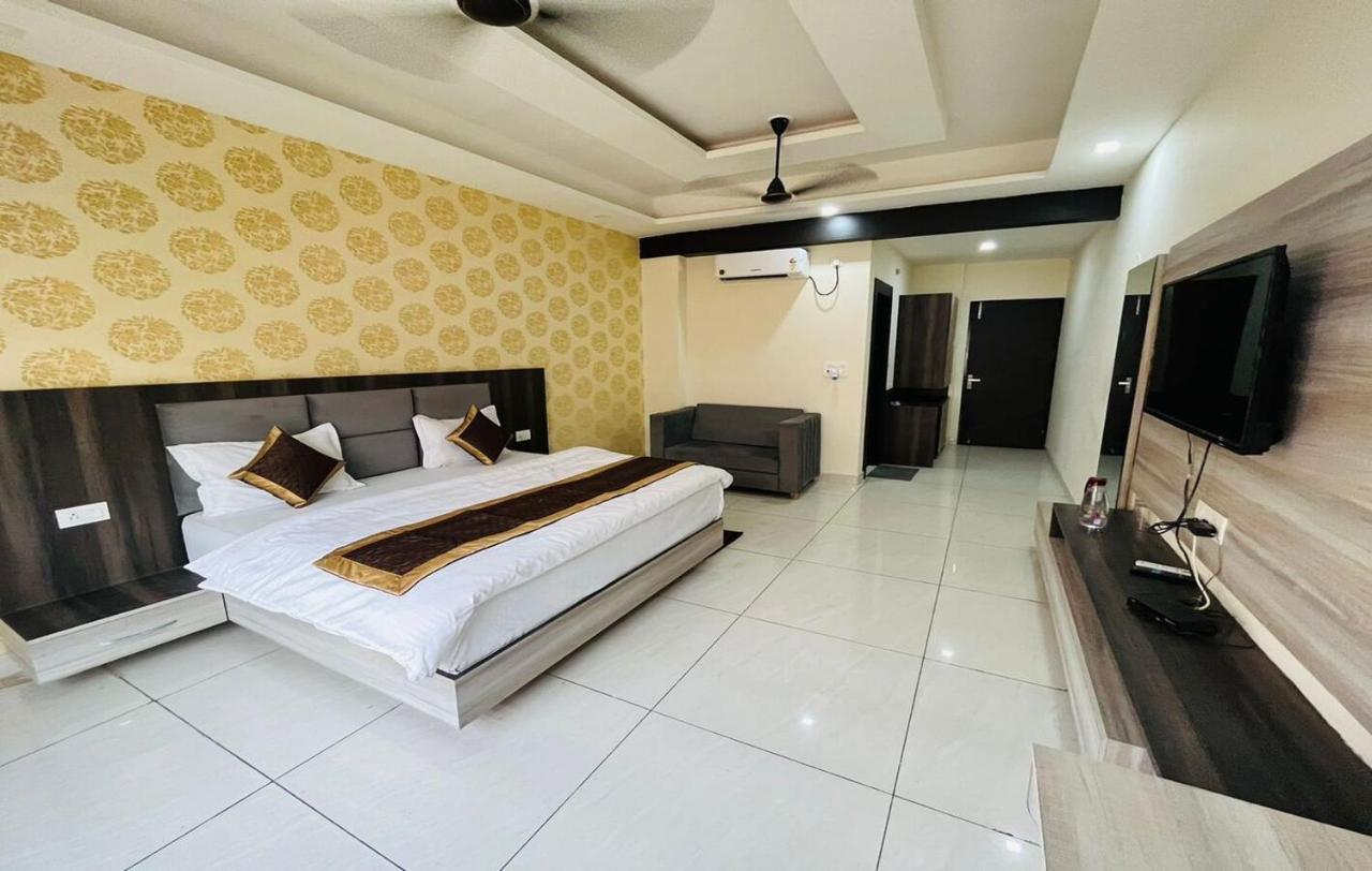 Hotel Blue Pine Haridwār Esterno foto