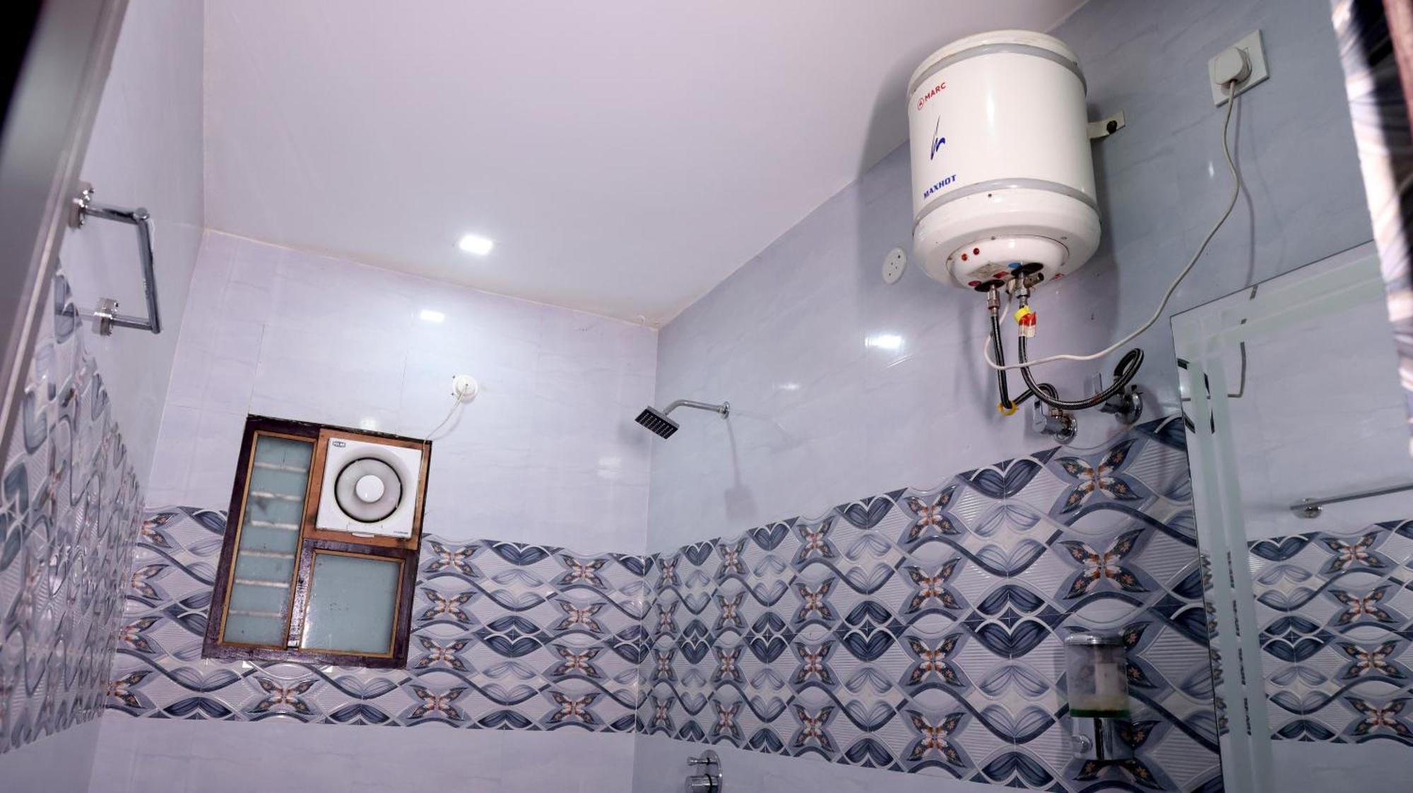 Hotel Blue Pine Haridwār Esterno foto
