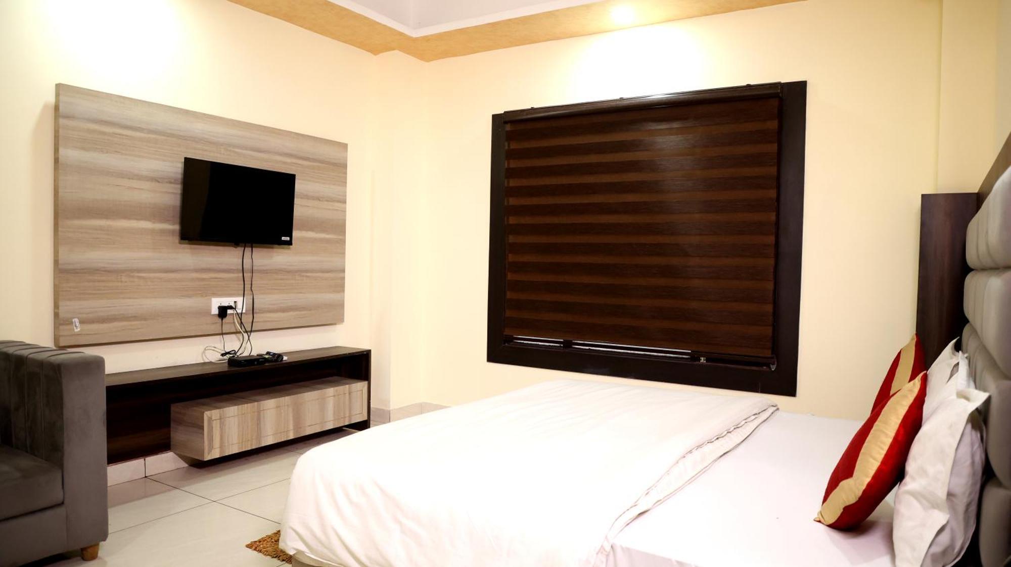 Hotel Blue Pine Haridwār Esterno foto