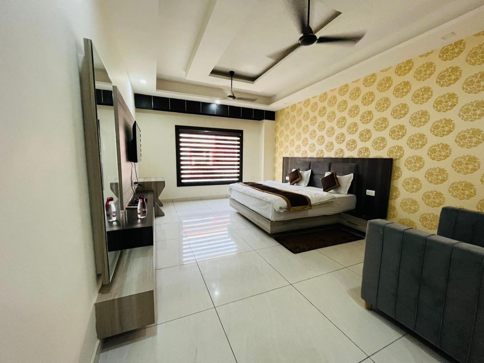 Hotel Blue Pine Haridwār Esterno foto